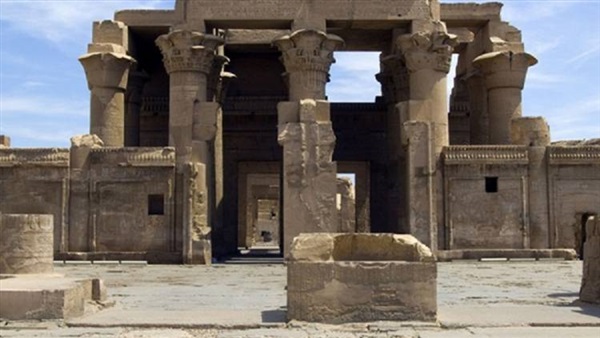 العاملون في المعابد الصخرية بأسوان يحذرون من ردمها تحت الرمال نتيجة للإهمال