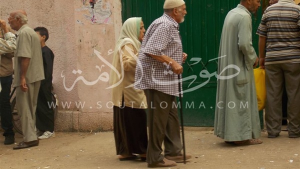 بالصور.. توافد كبار السن بدائرة العمرانية