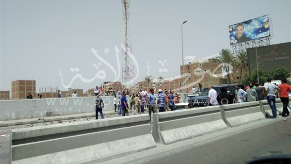 بالصور.. محتجون يقطعون طريق المحور ويرشقون السيارات بالحجارة