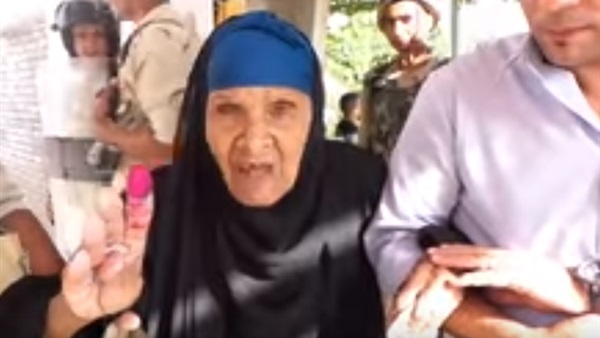 بالفيديو.. سيدة عجوز بالإسكندرية: انتخبت الحاج غريب الله يرحمه 