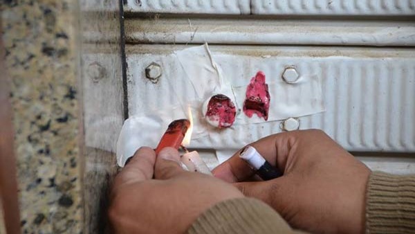 «الشمع الأحمر» يغلق المحلات والمطاعم المخالفة ببني سويف