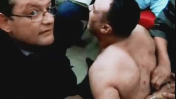 بالفيديو.. مدير يضرب موظف حتى الموت لشكه في قيامه بسرقته