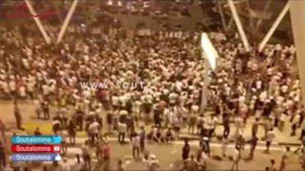 بالفيديو.. الوايت نايتس يسب رئيس «الزمالك» بمطار القاهرة