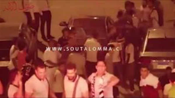 بالفيديو.. لاعبو يد «الزمالك» يتجاهلون «خناقة الجمهور» ويكملون احتفالهم