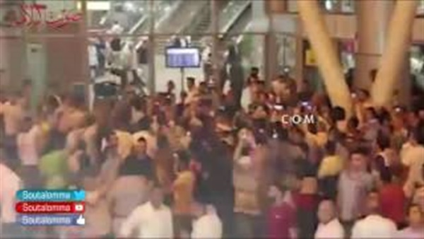 بالفيديو.. لاعبو يد «الزمالك» يرفعون الكأس وسط شماريخ الأولتراس