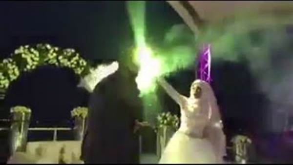 بالفيديو.. عروسان يشعلان حفل زفافهما بالألعاب النارية