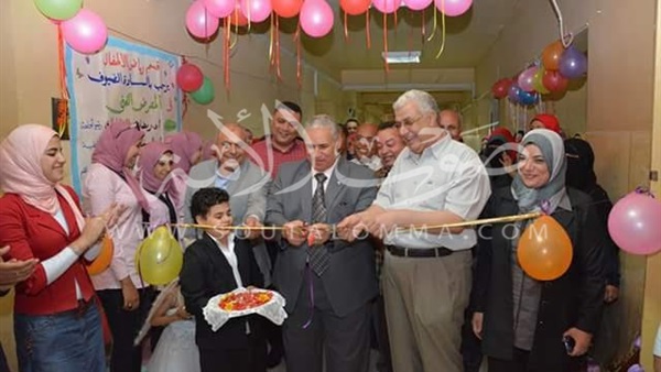 رئيس جامعه دمياط يفتتح المعرض الفني لكليه التربيه 