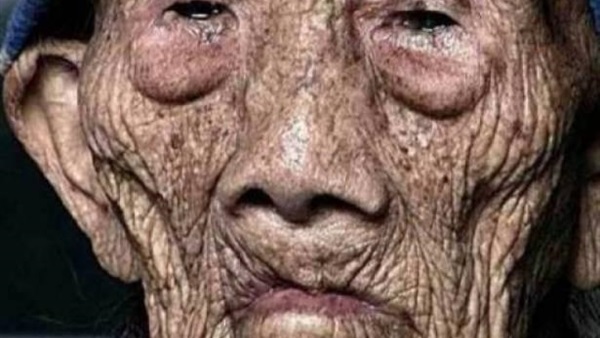 بالصورة.. رجل عمره 256 عاما وتزوج من 23 إمرأة