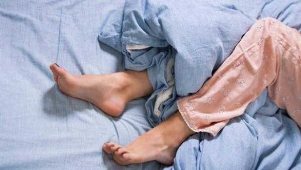 تعرف على سبب وضع قدميك خارج الغطاء أثناء النوم