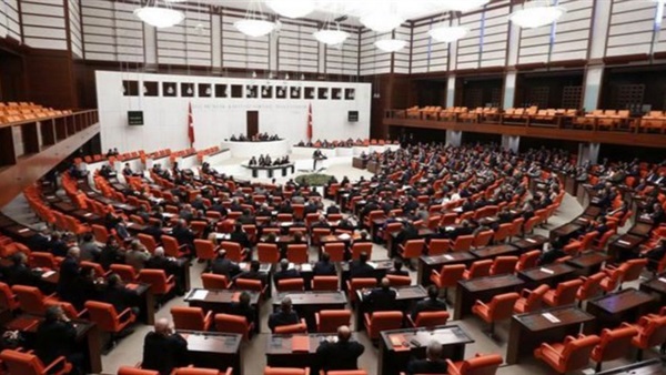 البرلمان التركي يوافق على مقترح رفع الحصانة عن بعض النواب 