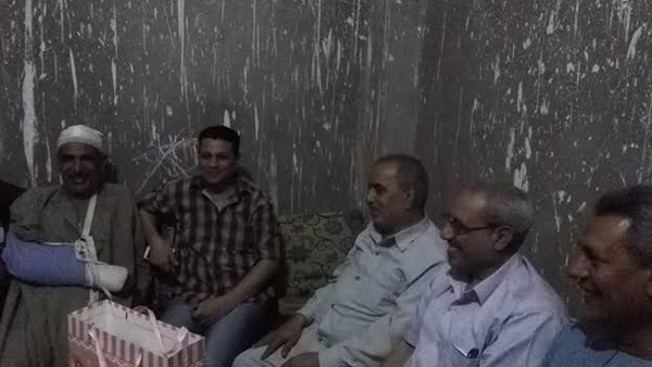 مدير «طهطا التعليمية» يزور مراقبا مصابا في حادث تصادم