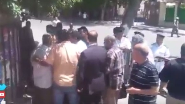 بالفيديو.. مشاداة بين الأمن والمواطنين لمنعهم من دخول محيط «الصحفيين»