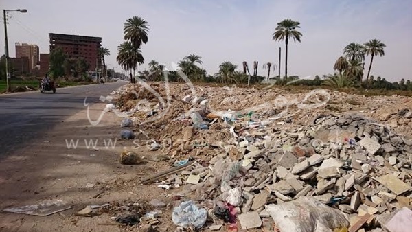 بالصور.. تلال القمامة تعيق حركة المرور بمدخل مدينة قنا  