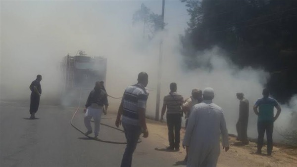 بالصور.. حريق هائل يتسبب في قطع طريق «الإسماعيلية ـ السويس» 