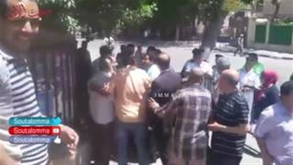 بالفيديو..ملامح اللحظات الأولى لعمومية الصحفيين.. قوات الأمن تغلق الشوارع المحيطة بنقابة الصحفيين..منع غير النقابيين من الدخول..«رزق وفهمي وداوود»أول المشاركين..قلاش:متأكد أننا سنحافظ على وحدتنا