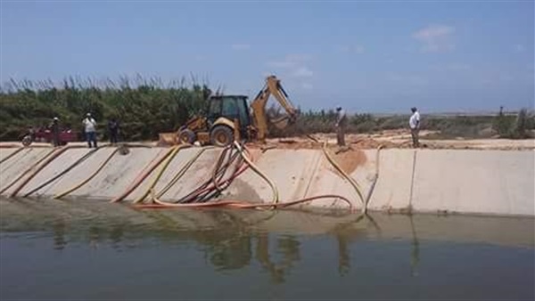 بالصور.. إزالة 42 حالة تعد على ترعة «الحمام» 