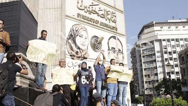 بالفيديو والصور.. وقفة للصحفيين أمام النقابة للإفراج عن «بيكا» 