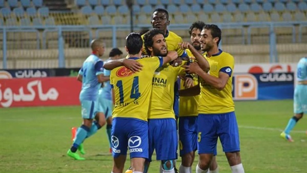 بالصور.. لاعبو الإسماعيلي يؤدون صلاة المغرب في ملعب الشرطة