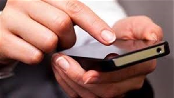 غرامة امرأة لفحصها هاتف زوجها دون إذنه بالإمارات