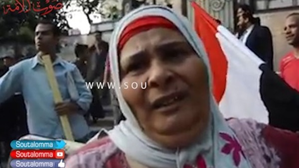 بالفيديو.. إحدي المواطنات الشرفاء:«نازلة  أطلع أبني من السجن»