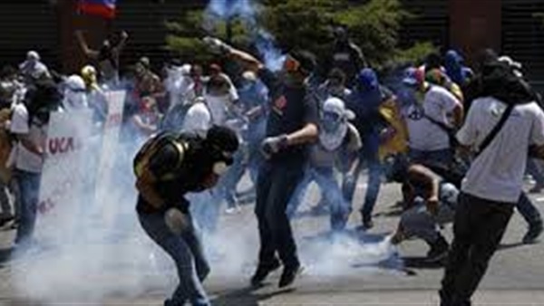 مصادمات بين قوات مكافحة الشغب والمتظاهرين في فنزويلا