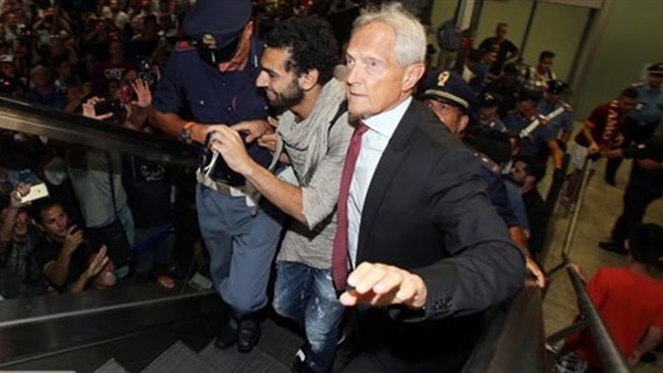 محمد صلاح يصل الإمارات لملاقاة الأهلي