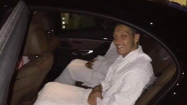 بالصور.. «أوزيل» يؤدى مناسك العمرة