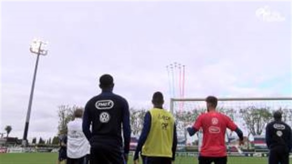 بالفيديو..الطيران الفرنسى يحفز الديوك  قبل اليورو  