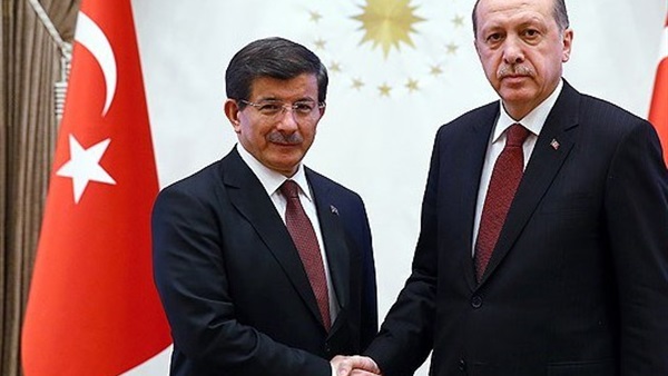 داود أوغلو يجري زيارة وداعية لـ «أردوغان»