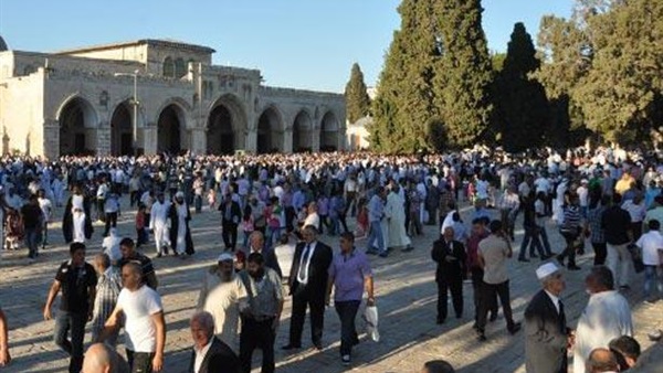 مئات الفلسطينيين يغادرون غزة للصلاة في الأقصى