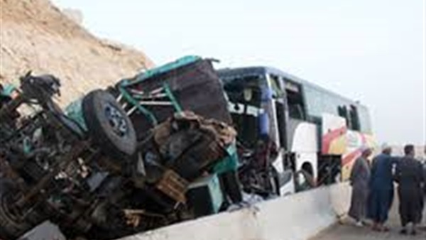إصابة 12 شخص أثر حادث اصطدام أتوبيس وسيارة بالشرقية