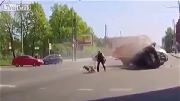 بالفيديو..شاهد رد فعل امرأة لا تصدق نجاتها من حادث مؤكد 