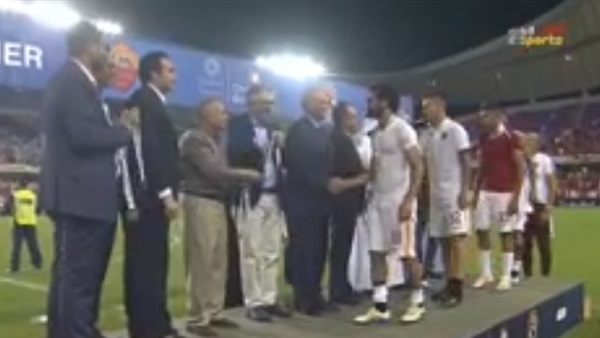 بالصور.. تكريم نجوم روما وحكام اللقاء عقب ودية الأهلي 