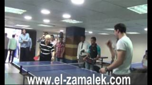 بالفيديو.. رئيس الزمالك يتحدى «الأحمر» في «تنس الطاولة»
