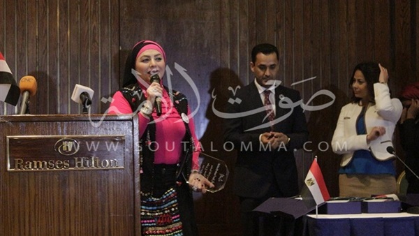 بالصور.. تكريم نجوم الفن والمجتمع فى حفل الـ«hands together»