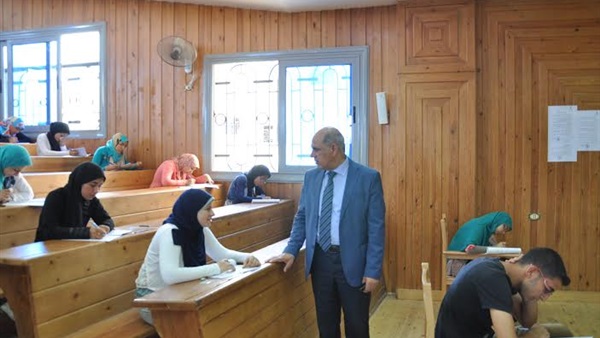بالصور..رئيس جامعة كفر الشيخ يطمئن على سير الإمتحانات