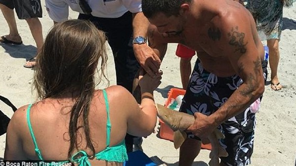بالصورة.. سمكة قرش تعض عشرينية وترفض مفارقتها