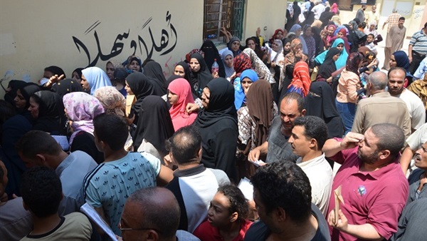 الكارت الذكي في دمياط «مرمطة لا تنتهي»..تأخر إصدراها يشعل غضب الأهالي..ويطالبون بتغيير شركة استخراج البطاقات..ومواطن:«وزير التموين عن تسهيل الإجراءات بمكاتب التموين شو إعلامي»