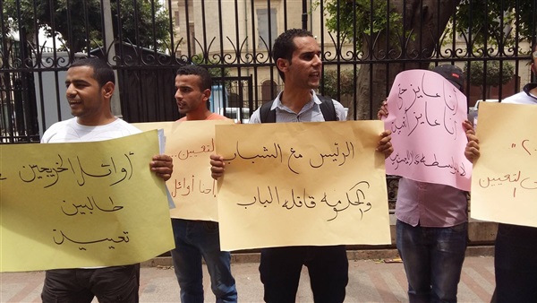بالصور.. وقفة احتجاجية لأوائل الخريجين أمام «النواب»