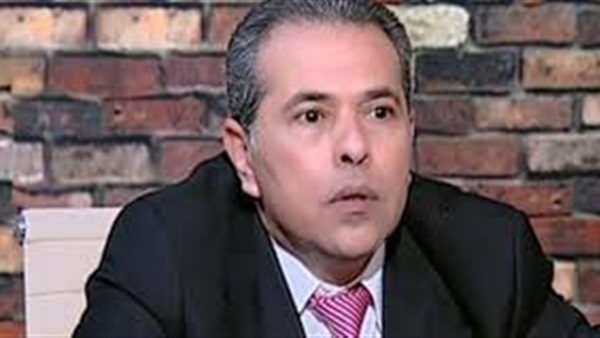 «عكاشة» يتحول من برلماني سابق لجامع «قمامة»