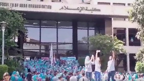 بالفيديو.. طلاب اعلام القاهرة يحتفلون بتخرجهم على طريقتهم الخاصة