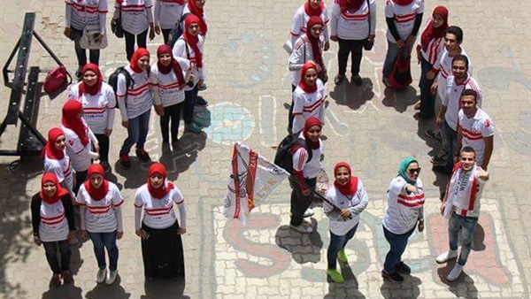 بالصور.. طلاب «إعلام القاهرة» يحتفلون بـ«التيشرت الأبيض والخطين الحمر»