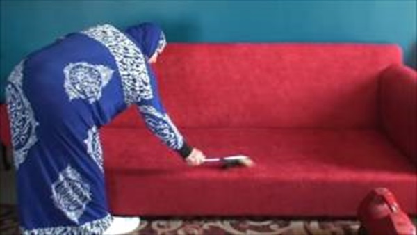 بالفيديو.. طريقة سهلة لتنضيف الأنتريه دون عناء