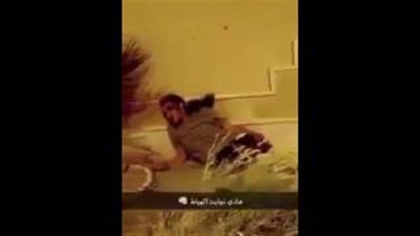 بالفيديو.. شاب يعتدي على صديقه بطريقة وحشية ويقوم بتصويره
