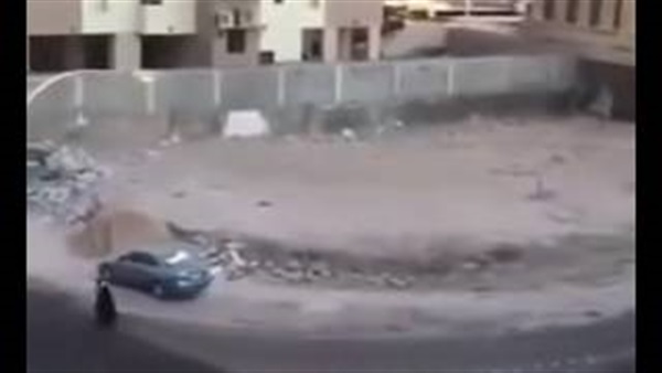 بالفيديو.. شاب يعتدي على فتاة ويسرق حقيبتها بالكويت