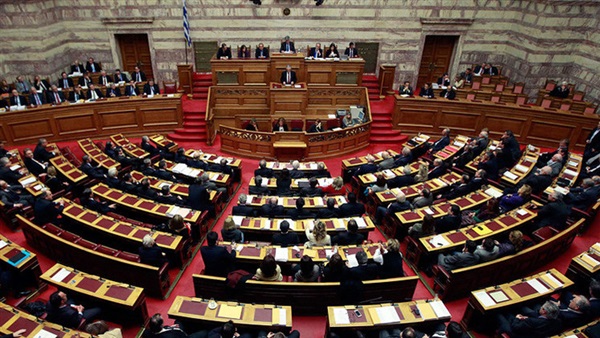 البرلمان اليوناني يقر مشروع قانون يزيد الضرائب للخروج من الأزمة المالية