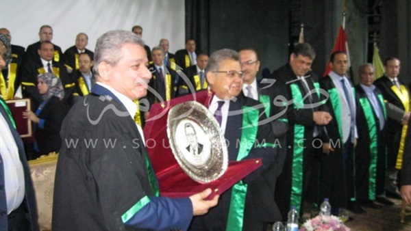 بالصور.. وزير التعليم العالي يكرم رؤساء جامعة بني سويف السابقين