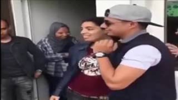 بالفيديو.. مطرب شهير يحرج فتاة تحرشت به