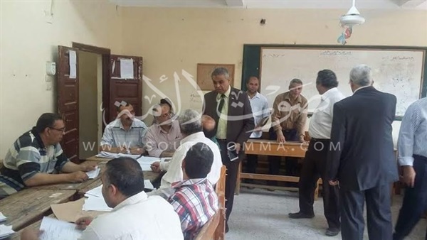 بالصور.. مدير التعليم العام يتفقد أعمال تصحيح أوراق «الإعدادية» بالقليوبية