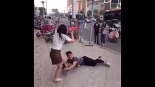 بالفيديو.. رجل يزحف ويتوسل لصديقته في الشارع ألا تتركه